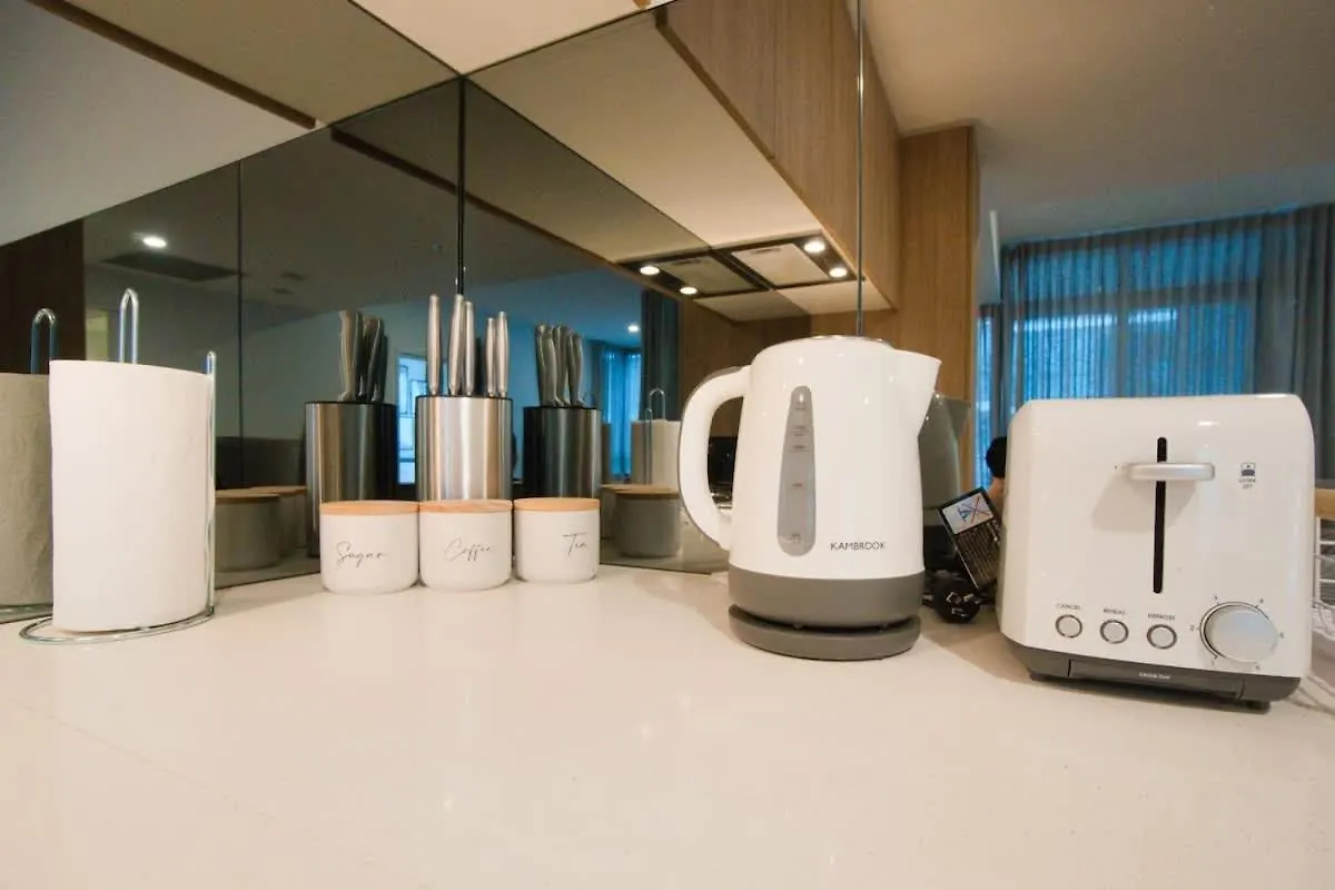 Luxury Cbd Escape - 1Br Apartment With Pool & Gym Adelaide Australia