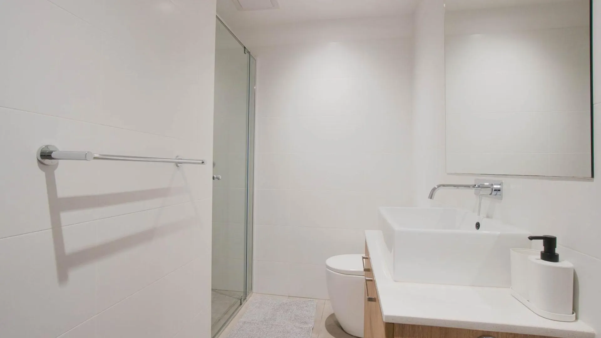 Luxury Cbd Escape - 1Br Apartment With Pool & Gym Adelaide Australia